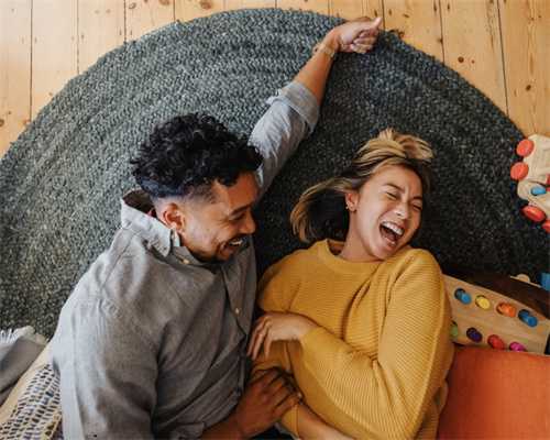 与 LUSH 的馥郁香气一起香甜入睡，朝气醒来