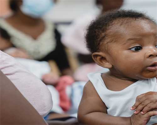 敷面膜时的面膜夹心纸你扔了？网友神评论：你果然是人傻钱多