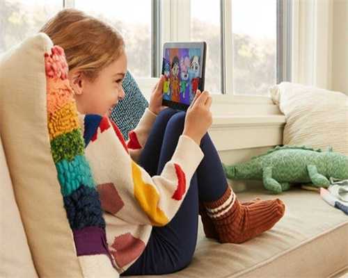 初添新芽噙晶露，待放花苞馨欲滴