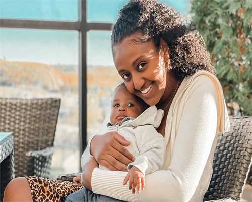 「是日美好事物」CELINE迷你香水再现极简美学，巴黎水印上村上隆太阳花